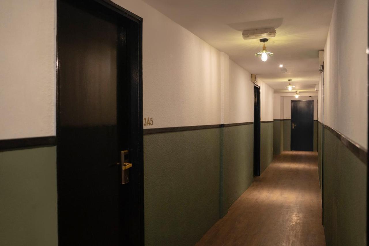 Room V Jalan Sultanah Near Bus Stop Batu Pahat Exterior foto